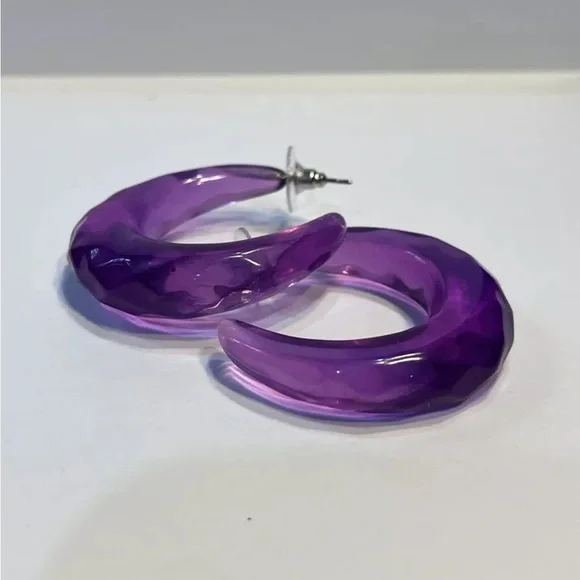 Vintage RARA Avis Faceted Purple Translucent Resin Hoop Earrings - Picture 2 of 4